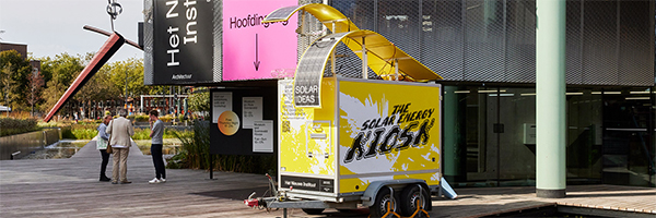Mobile kiosk uses solar energy to make orange juice