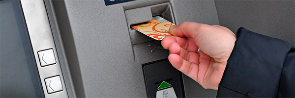 Банки РФ начали выпускать платежные карты для иностранцев