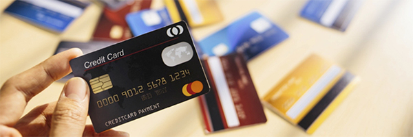 В марте выдача новых кредитных карт сократилась почти на 30%